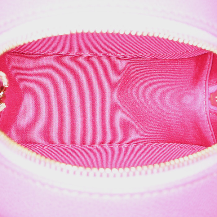 Chanel Round on Earth shoulder bag in pink quilted grained leather - Detail D2