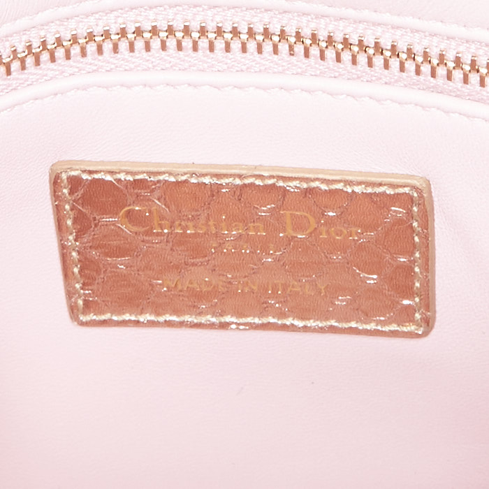 Bolso de mano Dior Mini Lady Dior en piel de pitón dorada - Detail D4