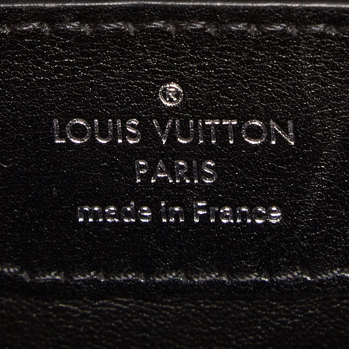 Bolso de mano Louis Vuitton Capucines BB en cuero negro - Detail D4