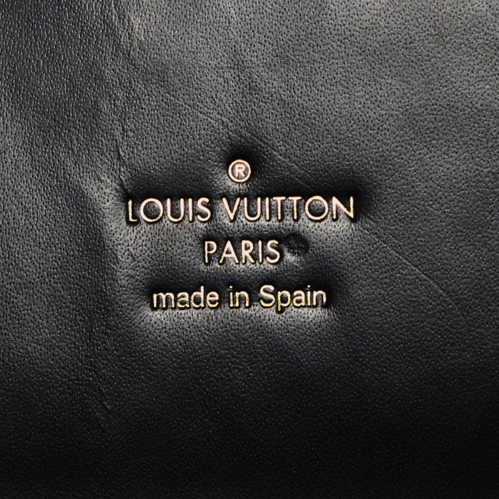 Sac à main Louis Vuitton Phenix en toile monogram marron et cuir noir - Detail D4