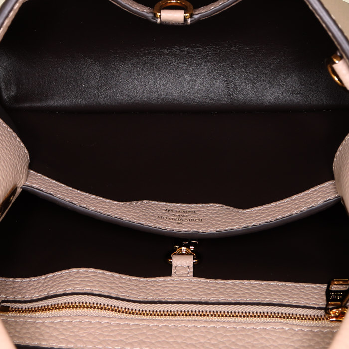 Louis Vuitton Capucines BB handbag in beige leather taurillon clémence - Detail D3