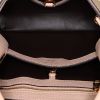 Bolso de mano Louis Vuitton Capucines BB en cuero taurillon clémence beige - Detail D3 thumbnail