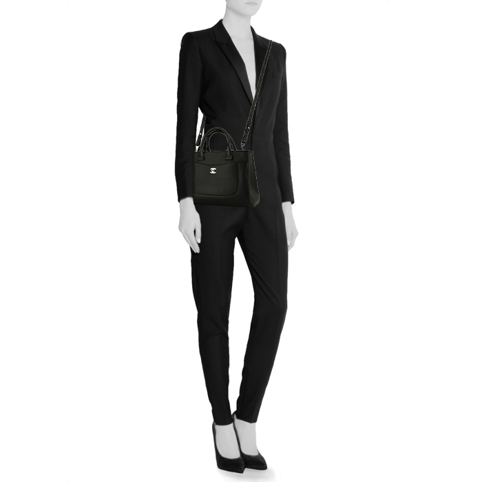 Chanel Executive 24 hours bag in black grained leather - Detail D2