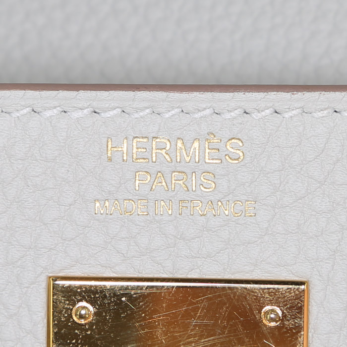 Bolso de mano Hermes Kelly 32 cm en cuero togo Gris Perle - Detail D4