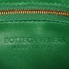 Sac bandoulière Bottega Veneta Padded en cuir tressé vert - Detail D3 thumbnail