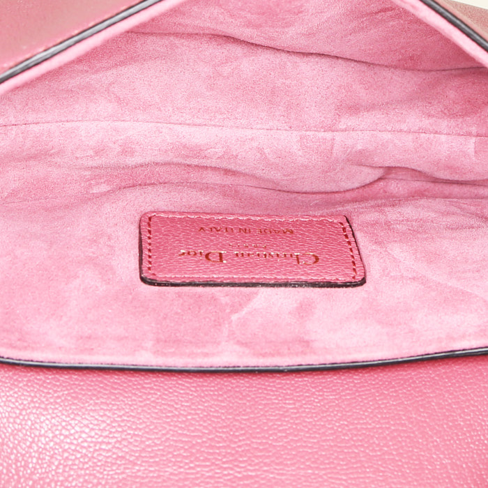 Bolso de mano Dior  Saddle mini  en cuero granulado rosa - Detail D2