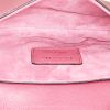 Bolso de mano Dior  Saddle mini  en cuero granulado rosa - Detail D2 thumbnail