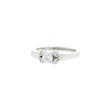 Sortija solitaria Cartier Ballerine en platino y diamantes