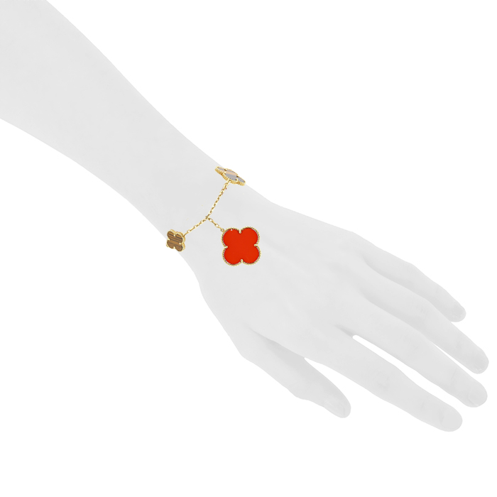 Van Cleef & Arpels Magic Alhambra bracelet in yellow gold,  cornelian and tiger eye stone - Detail D1