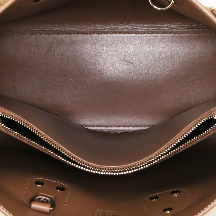 Bolso de mano Saint Laurent Sac de jour modelo pequeño en cuero color topo - Detail D3