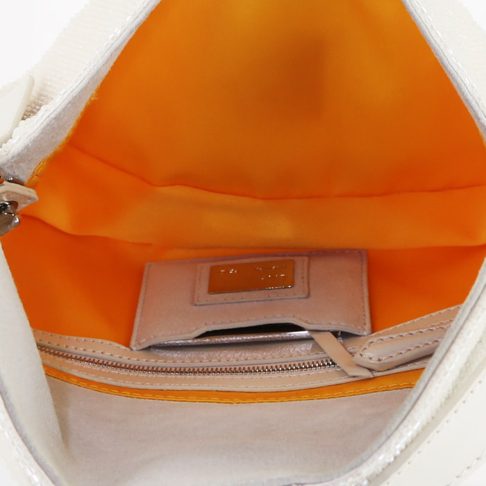 Bolso Fendi Baguette en lona blanca y cuero blanco - Detail D2