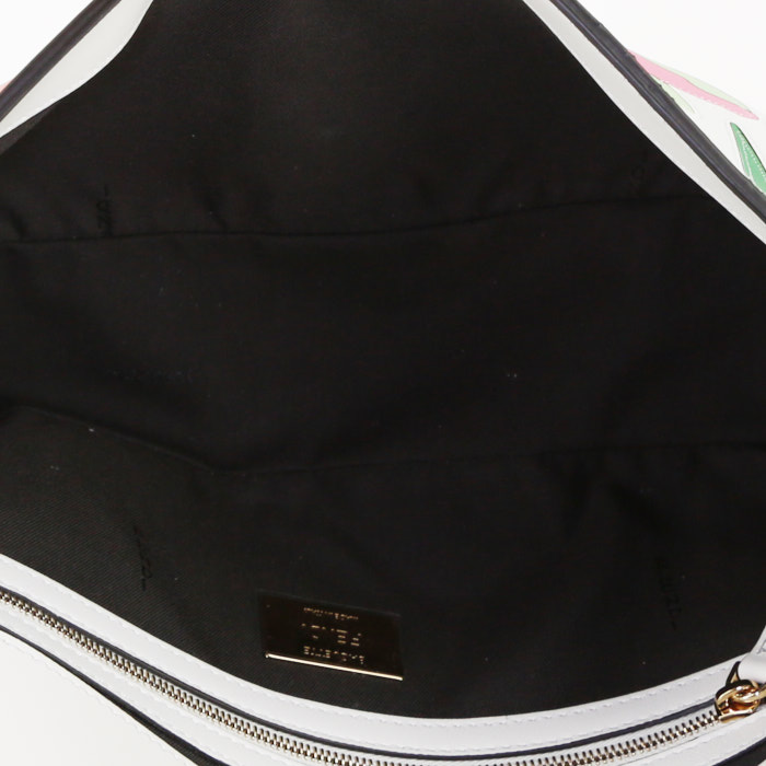 Bolso de mano Fendi Baguette en cuero blanco - Detail D3