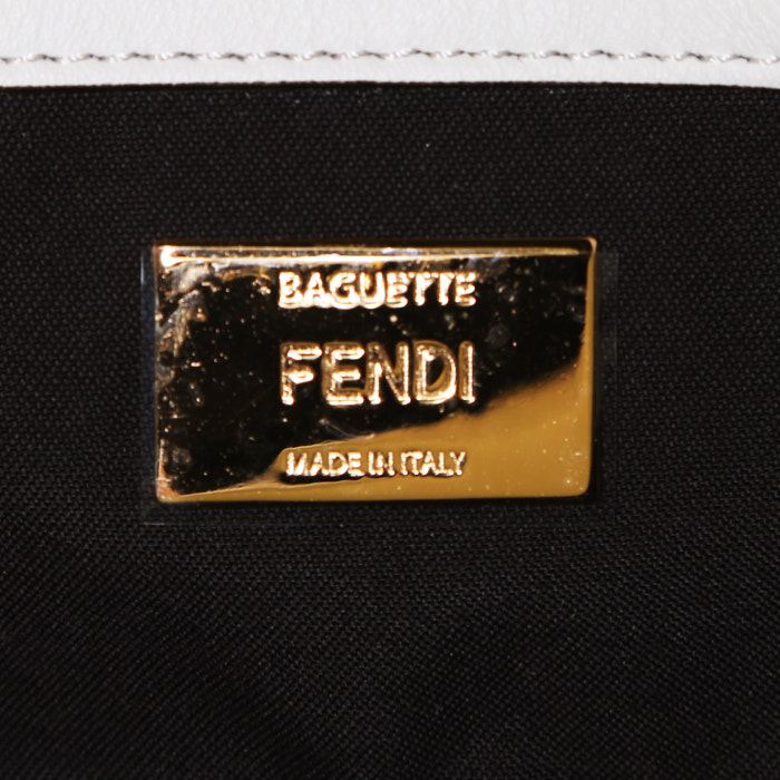Bolso de mano Fendi Baguette en cuero blanco - Detail D4