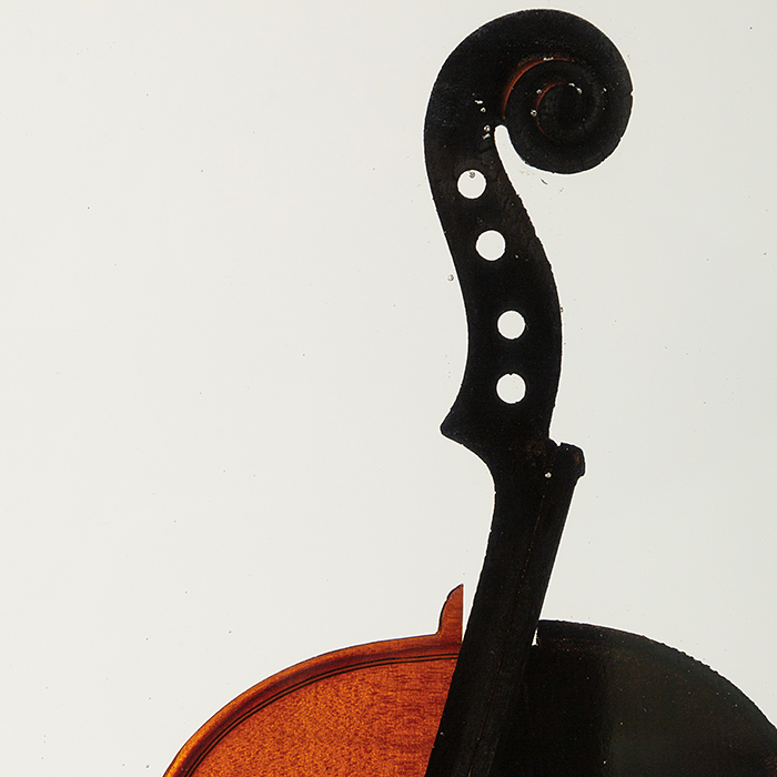 Arman, "Danse du feu", sculpture, wood and calcined wood violon, resin, plexiglass base, signed and numbered, of 1997 - Detail D2
