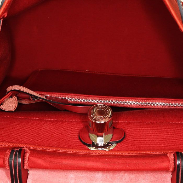 Bolso bandolera Hermes Herbag en lona roja y cuero color burdeos - Detail D3