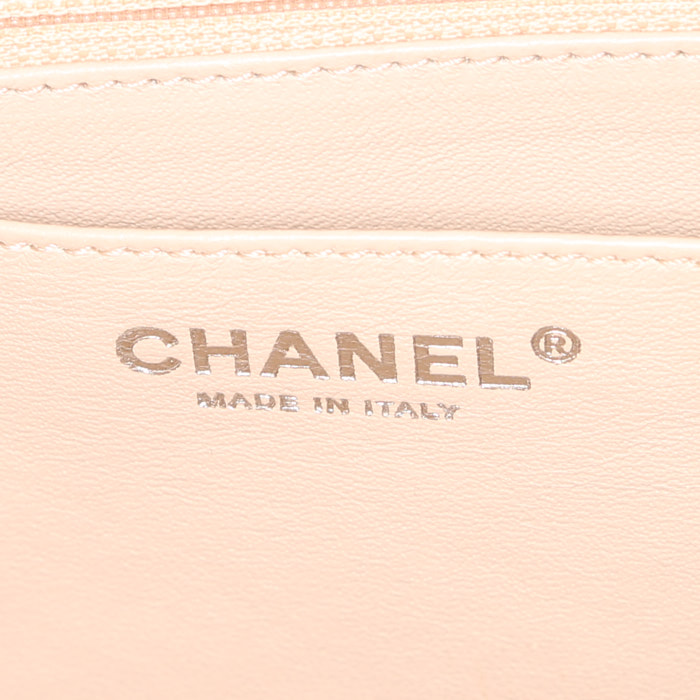 Bolso de mano Chanel Timeless en cuero acolchado beige - Detail D4