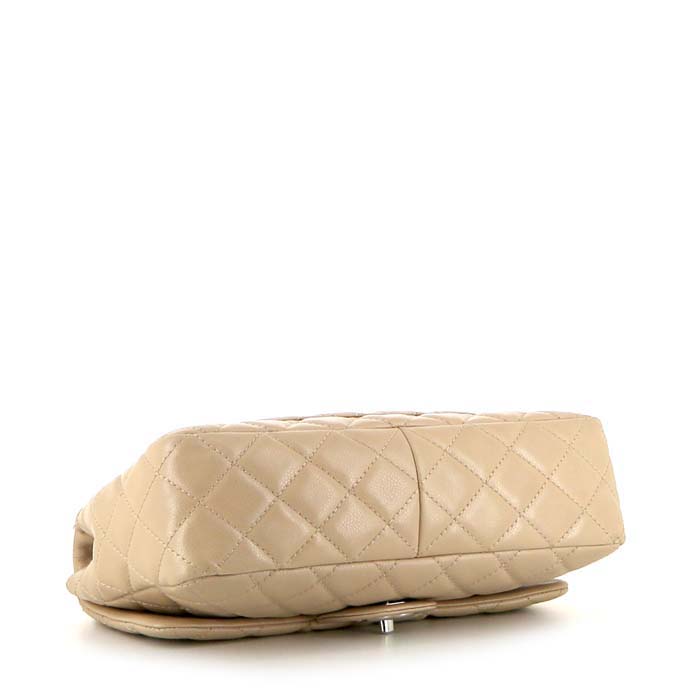 Sac à main Chanel Timeless en cuir matelassé beige - Detail D5