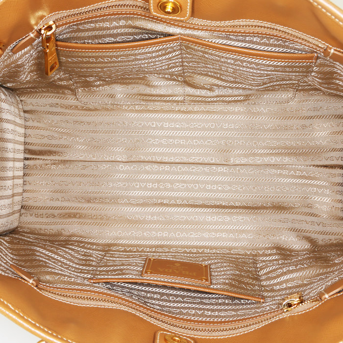 Prada shopping bag in beige canvas and gold leather - Detail D2