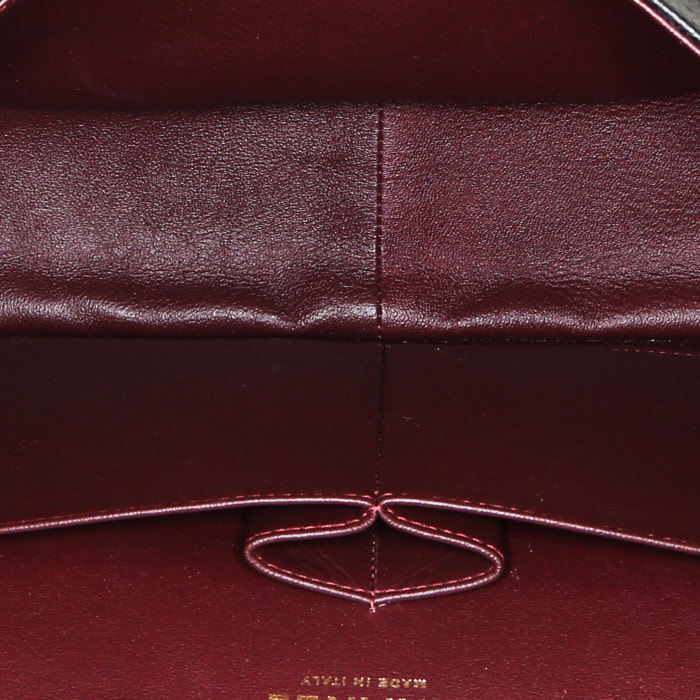 Sac à main Chanel Timeless jumbo en cuir grainé matelassé noir - Detail D3