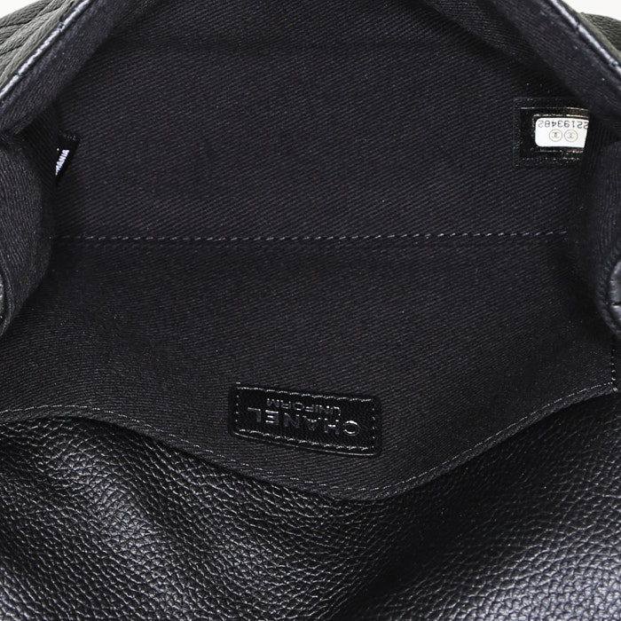 Chanel  Pochette ceinture clutch-belt  in black quilted grained leather - Detail D2