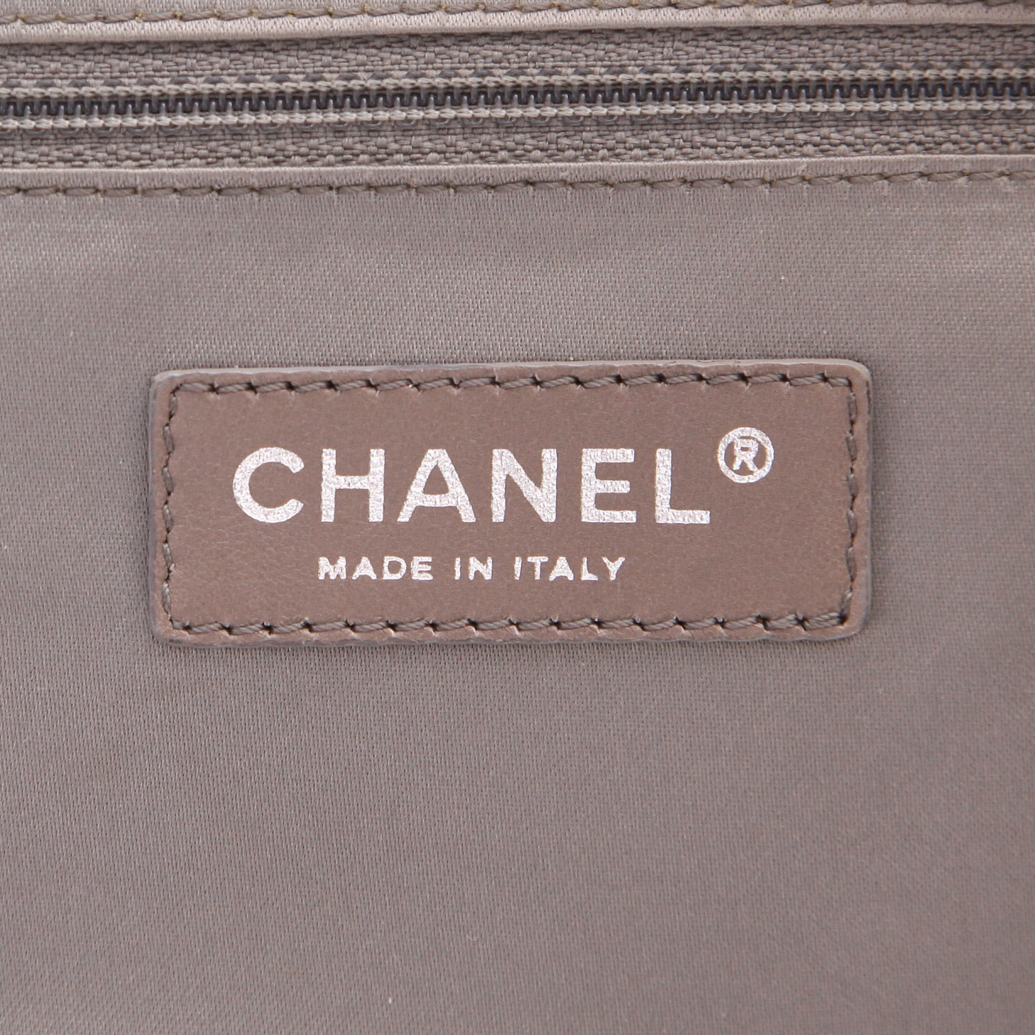 Sac à main Chanel en cuir noir - Detail D2