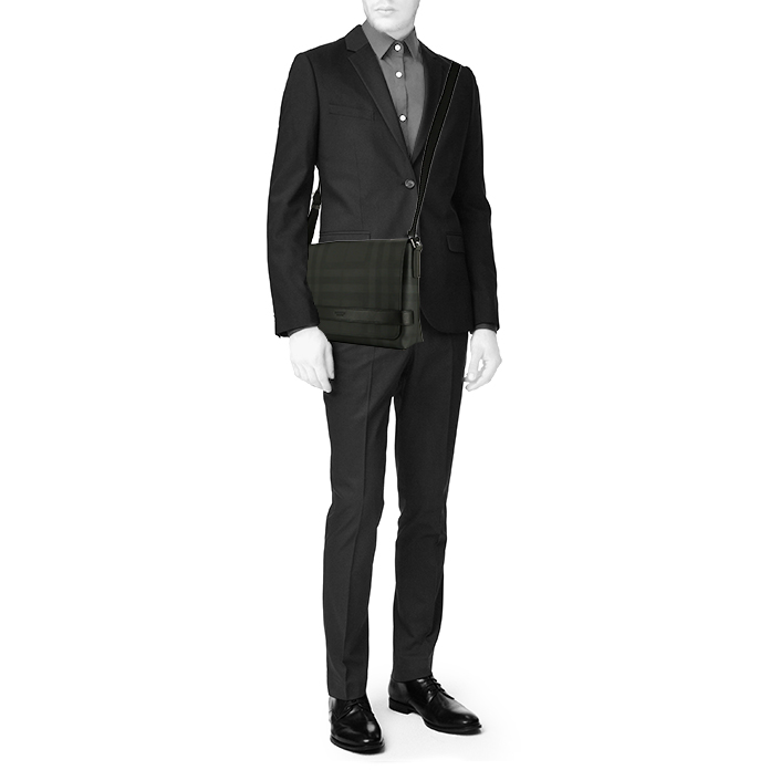 Sac bandoulière Burberry Messenger en toile noire et cuir noir - Detail D1