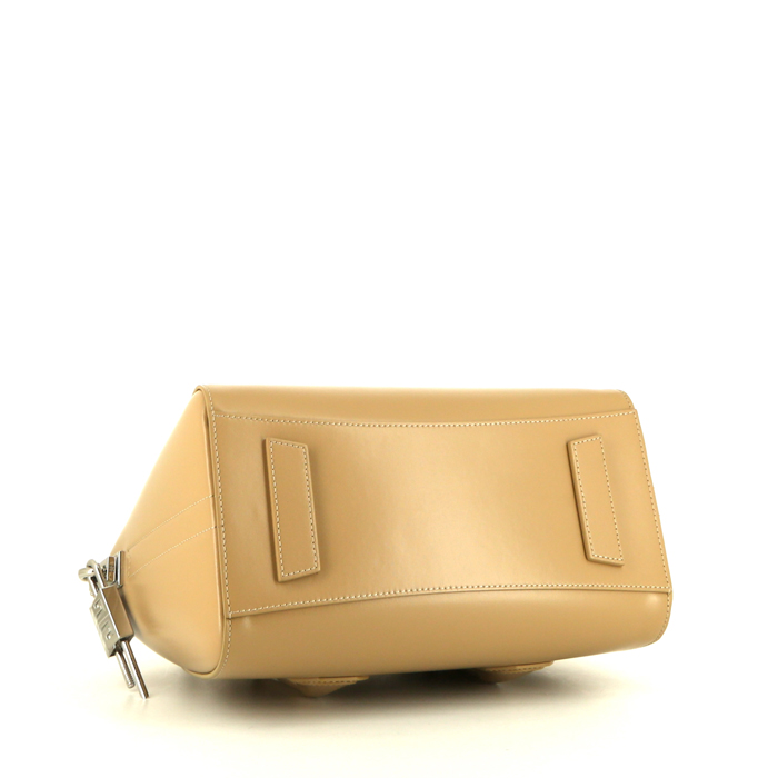 Bolso de mano Givenchy Antigona en cuero beige - Detail D4