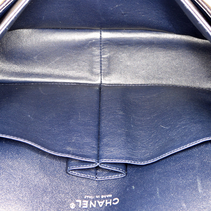 Chanel Timeless Jumbo handbag in navy blue quilted grained leather - Detail D3