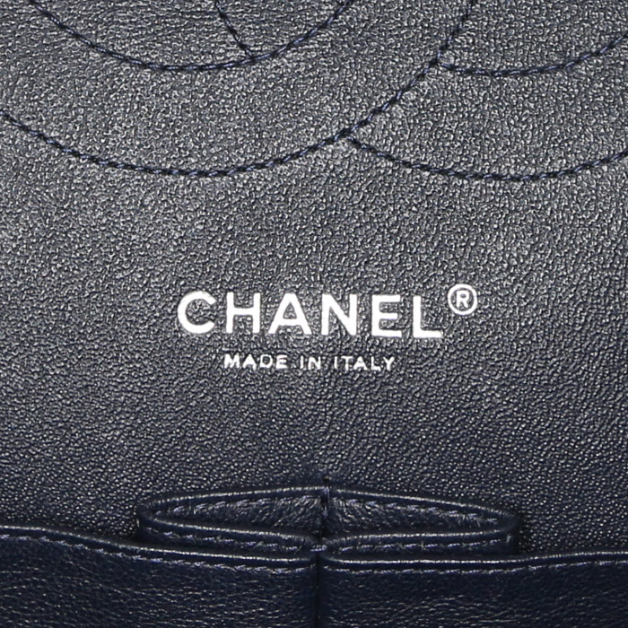 Sac à main Chanel Timeless Jumbo en cuir grainé matelassé bleu-marine - Detail D4