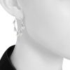 Orecchini a cerchio Dior Belle des Iles in oro bianco e perle - Detail D1 thumbnail