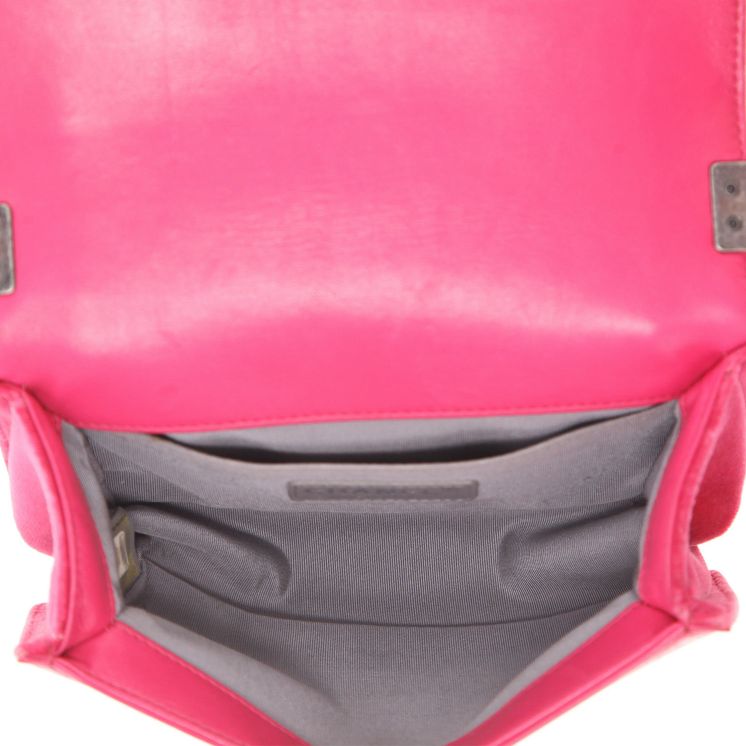 Chanel Boy handbag in pink velvet and pink leather - Detail D3