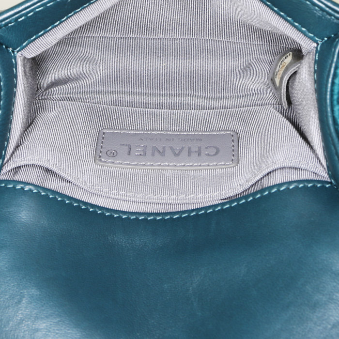 Chanel Boy handbag in blue velvet and blue leather - Detail D3