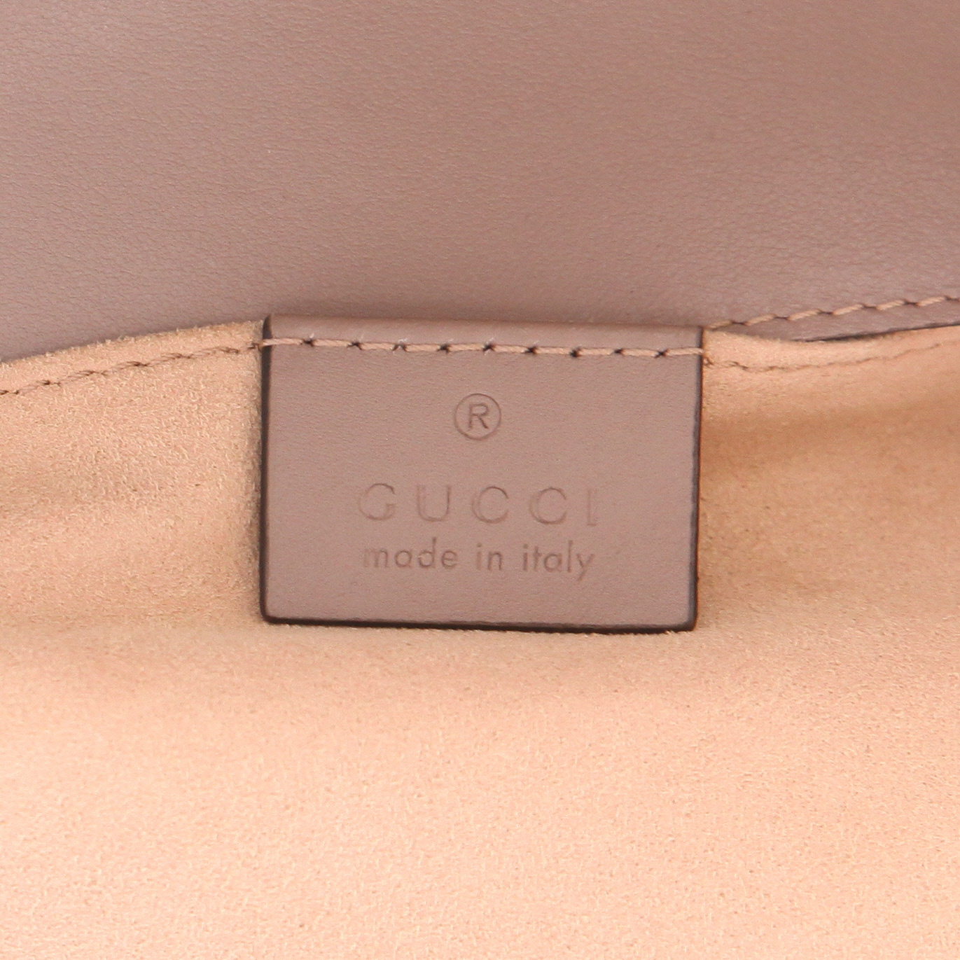Bolso bandolera Gucci  GG Marmont modelo pequeño  en cuero acolchado beige - Detail D2