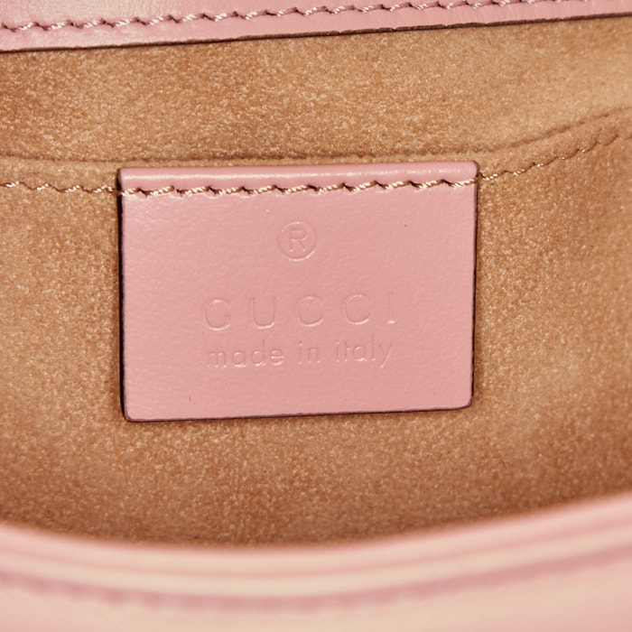 Bolso bandolera Gucci  GG Marmont en cuero acolchado rosa - Detail D4