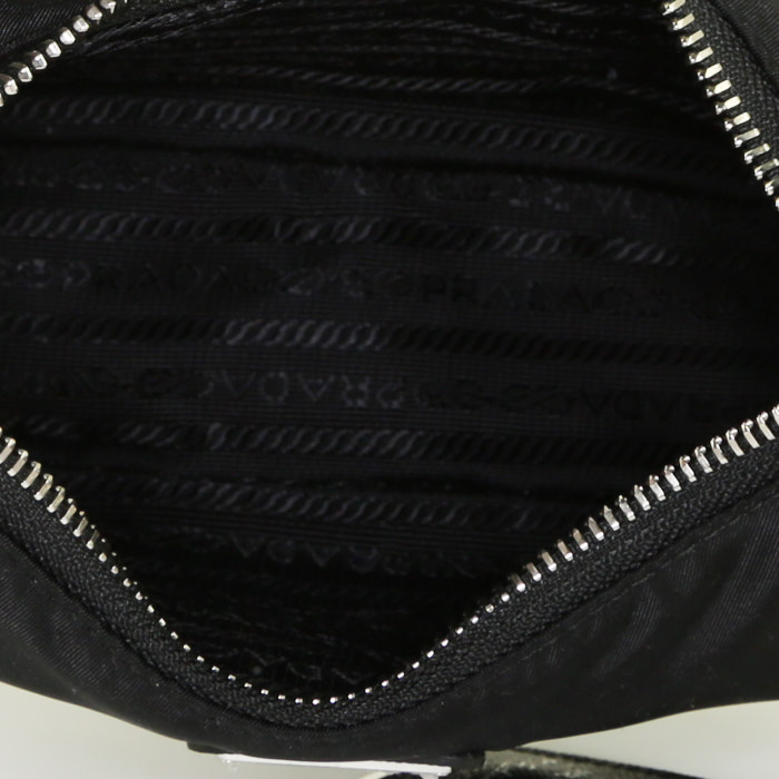 Prada Re-Edition 2005 shoulder bag in black canvas and leather - Detail D3