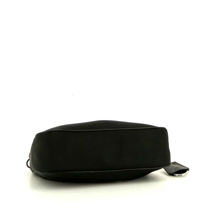 Prada Re-Edition 2005 shoulder bag in black canvas and leather - Detail D5
