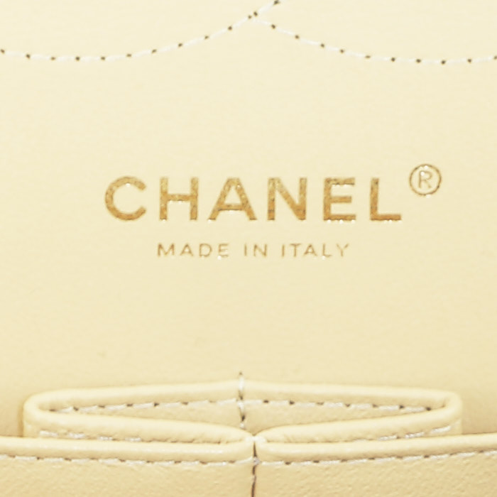 Chanel Timeless jumbo shoulder bag in beige quilted grained leather - Detail D4