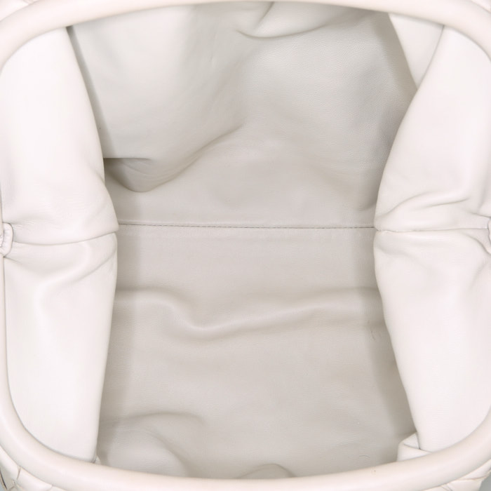 Sac/pochette Bottega Veneta Pouch en cuir intrecciato blanc-cassé - Detail D2