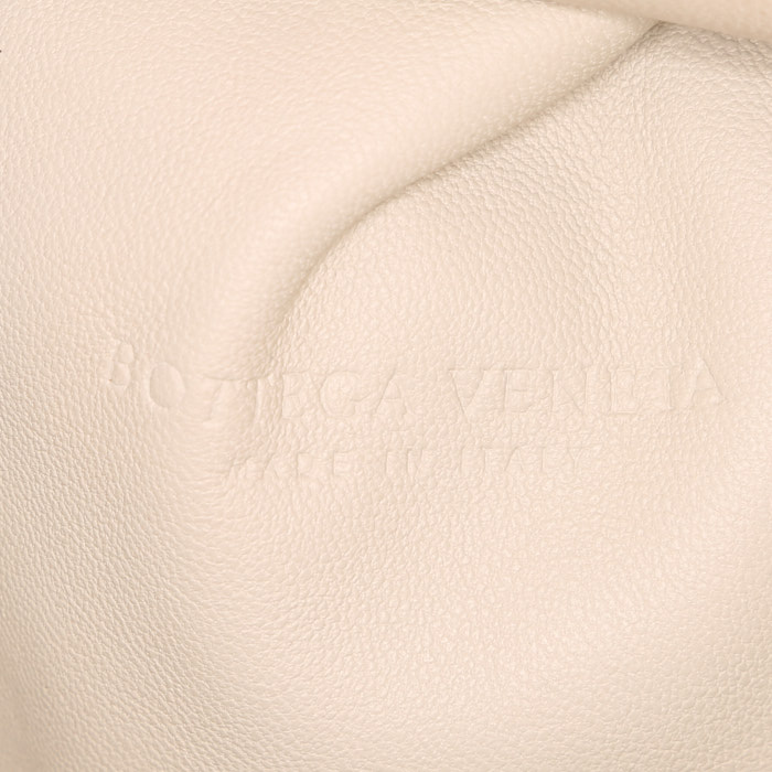 Sac/pochette Bottega Veneta Pouch en cuir intrecciato blanc-cassé - Detail D3
