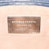 Clutch de noche Bottega Veneta en cuero intrecciato azul marino - Detail D3 thumbnail