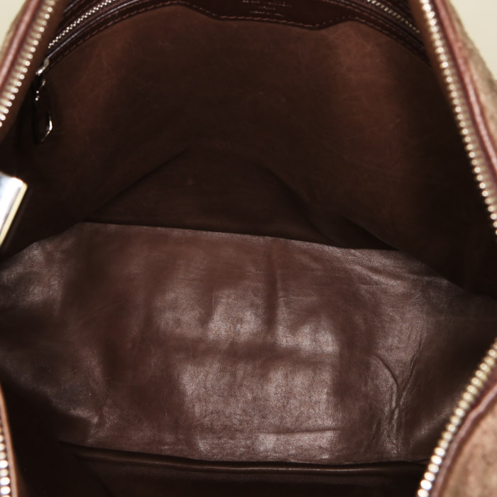Sac à main Louis Vuitton en daim monogram marron et cuir marron - Detail D3