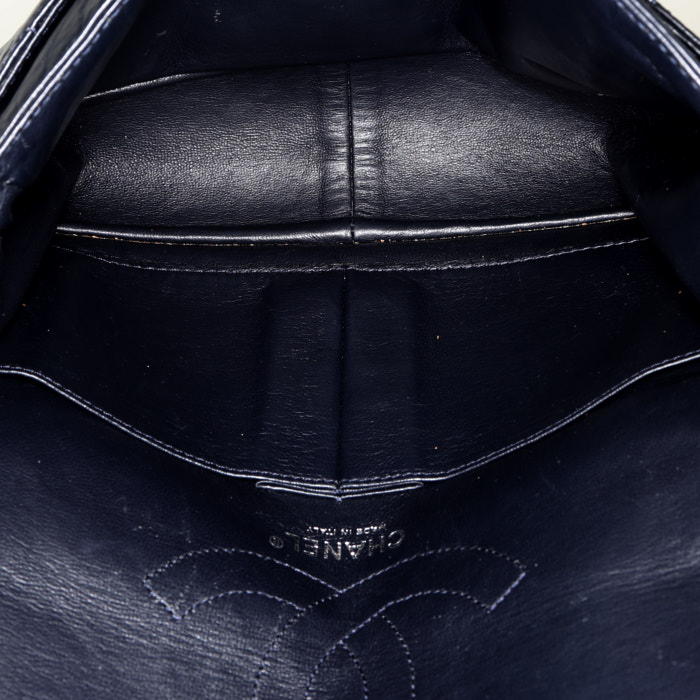Chanel 2.55 handbag  in navy blue quilted leather - Detail D3