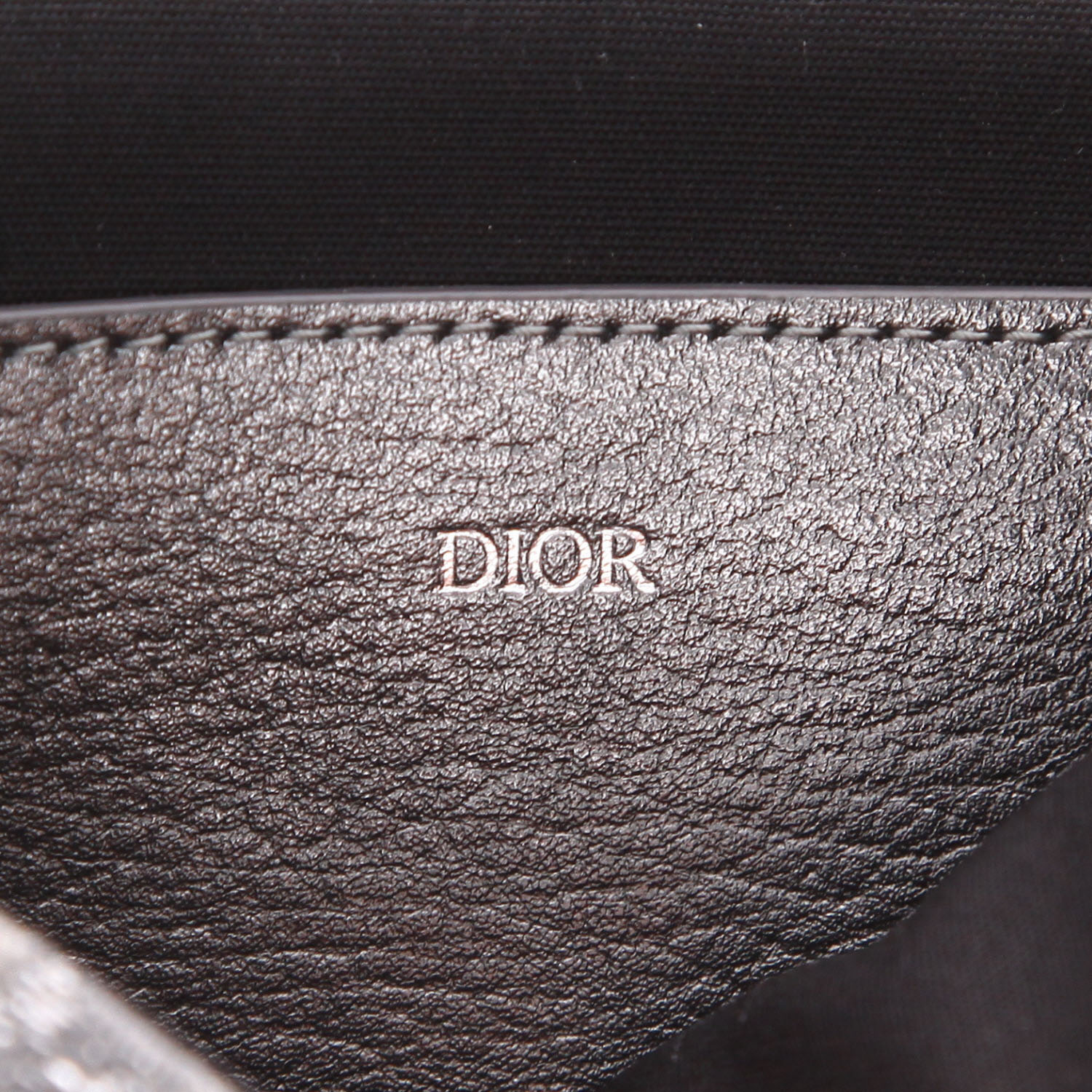 Sac bandoulière Dior  Saddle Messenger en toile siglée grise et cuir argenté - Detail D2