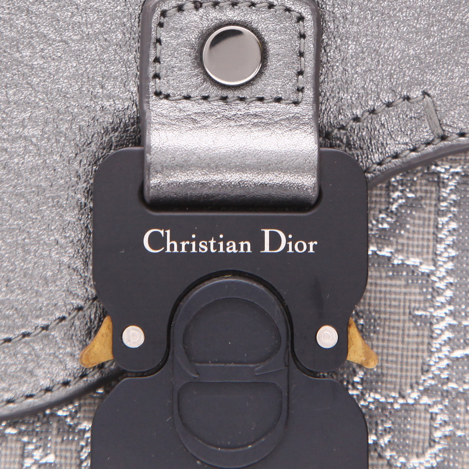 Sac bandoulière Dior  Saddle Messenger en toile siglée grise et cuir argenté - Detail D3
