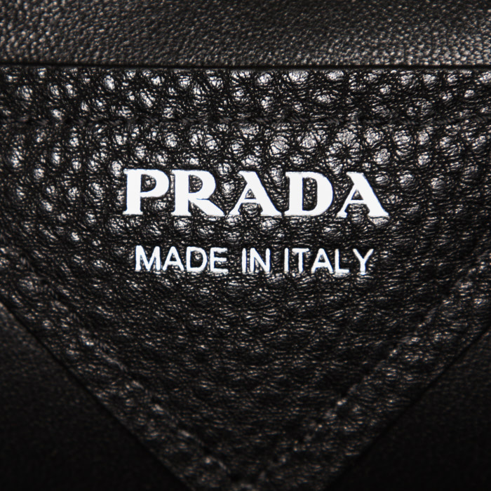 Prada Dynamique handbag in black grained leather - Detail D3