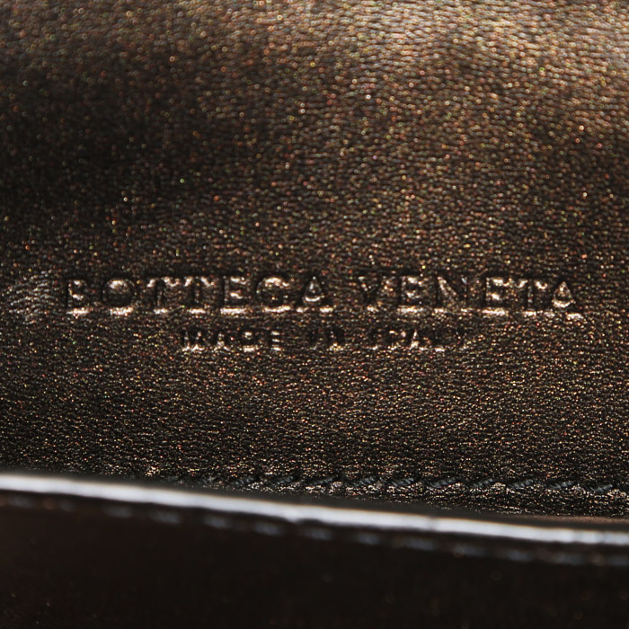 Bolso de mano Bottega Veneta en cuero negro y marrón - Detail D4