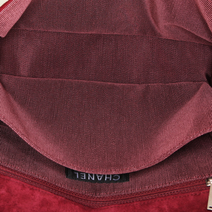 Sac bandoulière Chanel en daim rouge Rubis - Detail D2