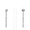 Paire de pendants d'oreilles semi-articulée Chanel en or blanc et diamants - 360 thumbnail