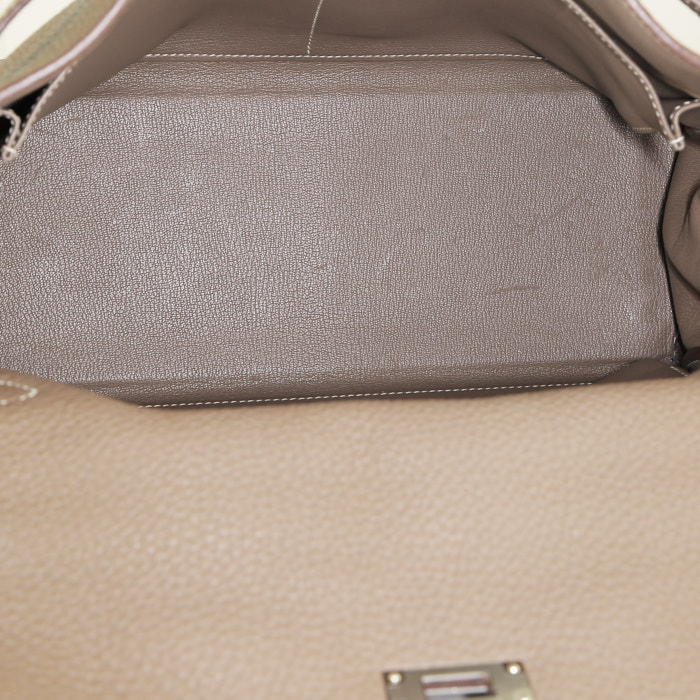 Hermès  Kelly 35 cm handbag  in etoupe togo leather - Detail D3
