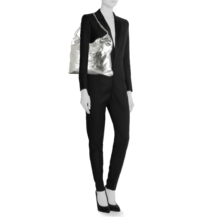 Shopping bag Chanel 22 in pelle argentata - Detail D1